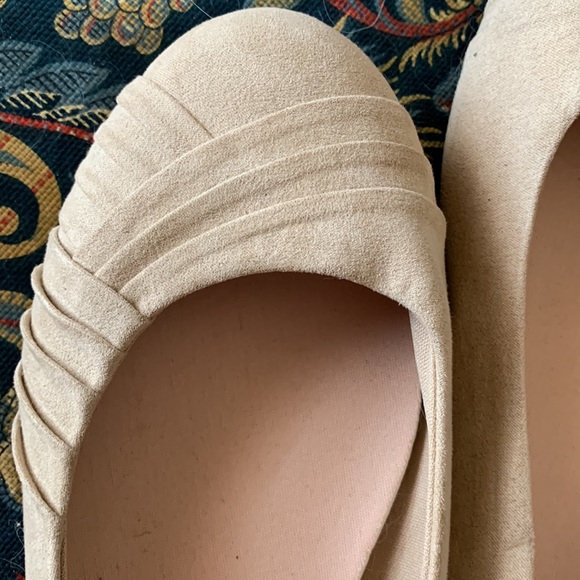 Beautiful, creamy tan, soft suede, rounded toe 11W shoes. Never worn. - Picture 2 of 4